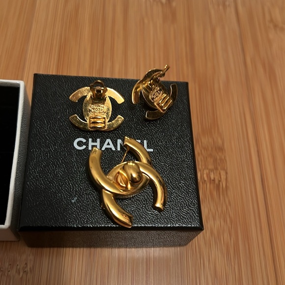 Chanel turn lock earrings and brooch - Picture 13 of 13